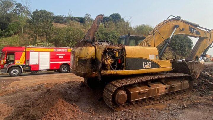 Retroescavadeira pega fogo e bombeiros controlam incêndio em Guaraciaba