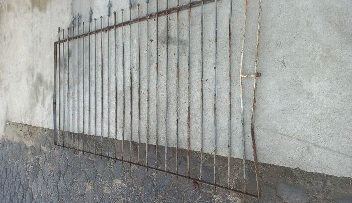 Polícia Militar detém homem e adolescente furtando portão de ferro em SC