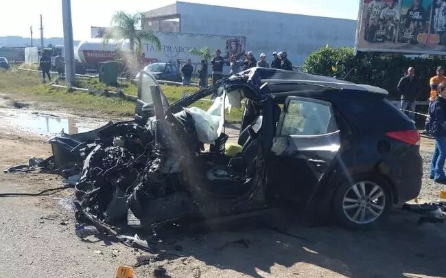 Motorista morre após colidir carro contra caminhão em Joinville
