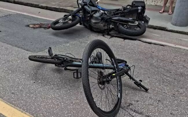Ciclista fica gravemente ferido após acidente com moto em SC