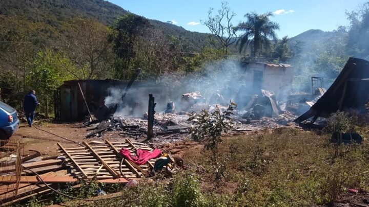 Casa de madeira fica destruída após pegar fogo em Chapecó