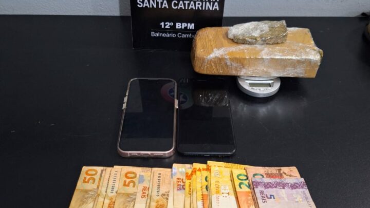 Jovem tenta subornar policiais ao ser abordada com maconha em veículo