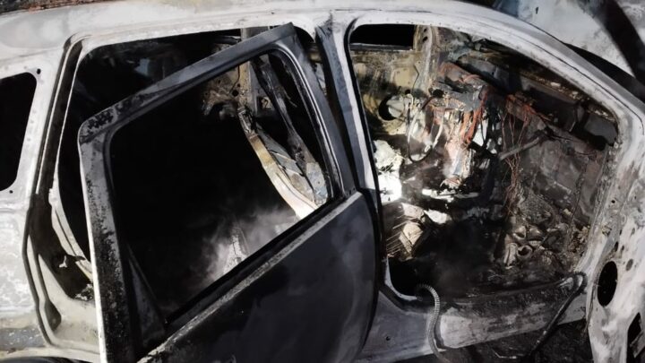 Carro fica completamente destruído após colisão seguida de incêndio em Passos Maia