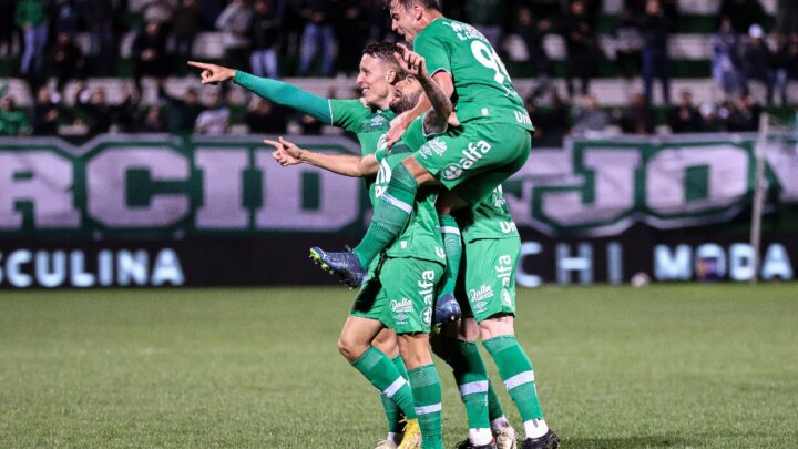 Chapecoense vence Ceará de virada na Arena Condá