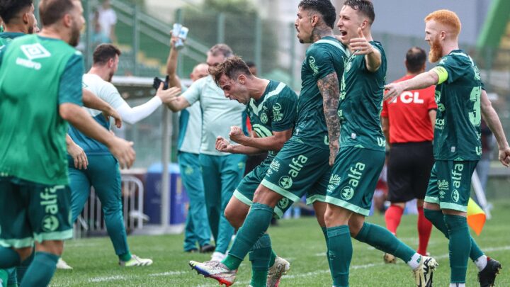 Com apoio do torcedor, Chapecoense vence Avaí na Arena Condá