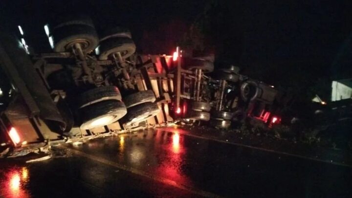 Caminhão colide em carro, sai de pista e tomba na BR-282