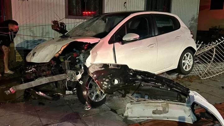 Carro colide contra portão, fica destruído e mobiliza bombeiros em Xanxerê