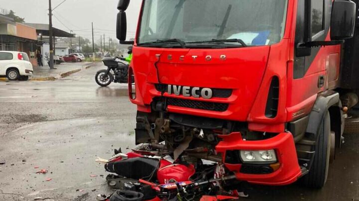 Grave acidente entre caminhão e motocicleta deixa dois feridos no Oeste de SC