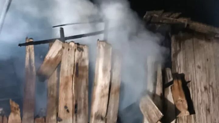 Incêndio em galpão agropecuário deixa proprietário e filho feridos em SC
