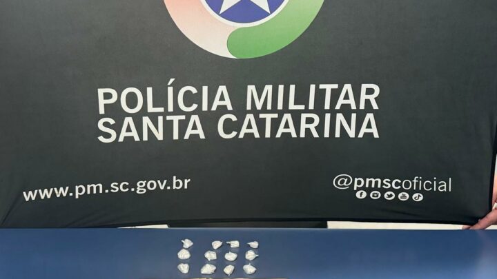 Motorista é preso com cocaína escondida no painel do carro