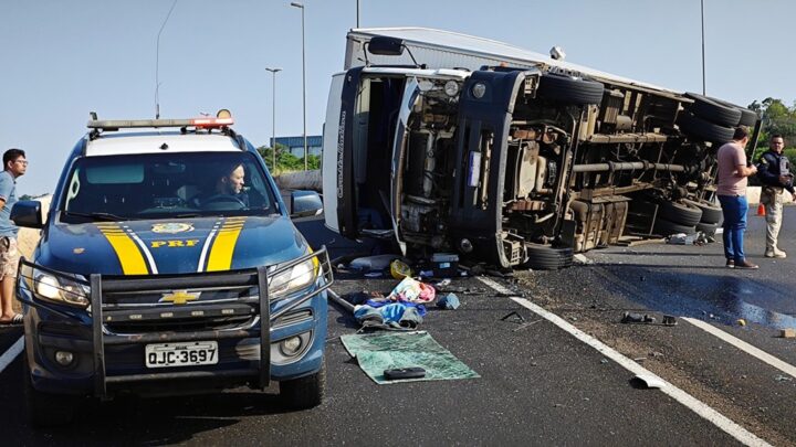 Caminhão tomba e interdita viaduto na BR 480 em Chapecó