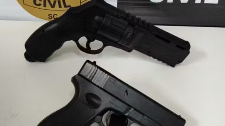 Armas de fogo falsas são apreendidas com suspeitos de usá-las para amedrontar opositores políticos em SC