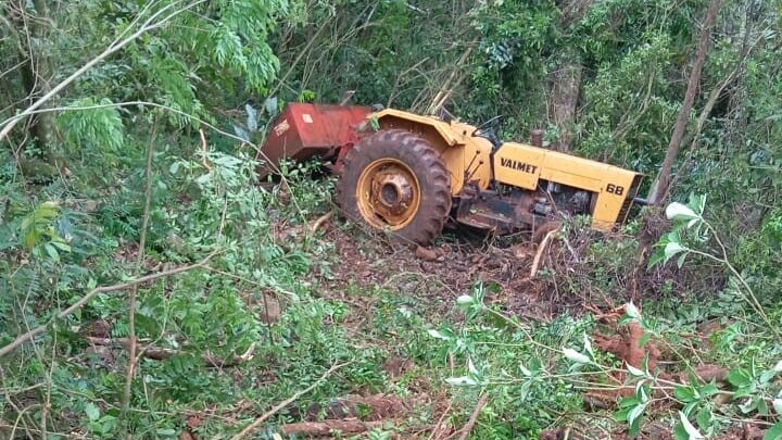 Trabalhador é socorrido com ferimentos graves após cair com trator em ribanceira