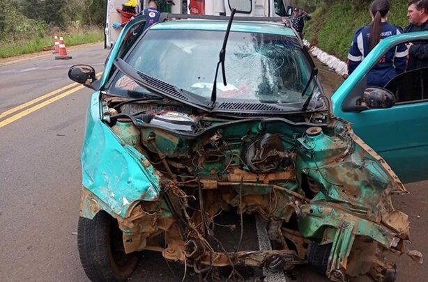 Colisão entre carros deixa três pessoas feridas na SC-135