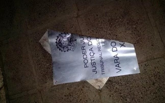 Homem é preso por furtar placa da Justiça do Trabalho em SC