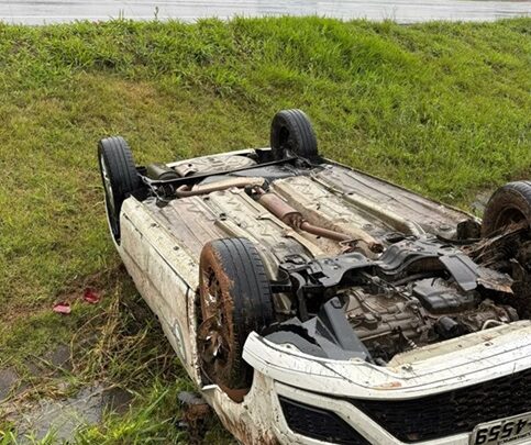 Homem fica ferido após veículo que estava capotar na BR-470
