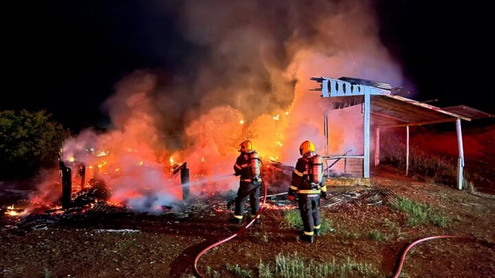 Residência fica em chamas no Oeste de Santa Catarina