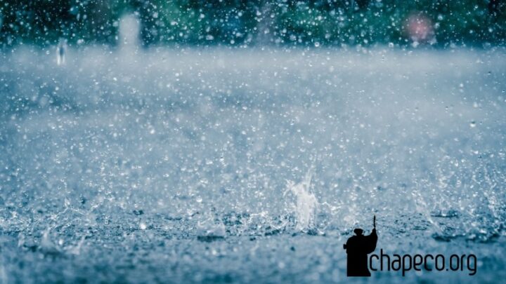 Aproximação de frente fria provoca chuva intensa e temporais em SC