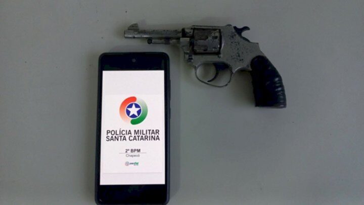 Homem é preso após tentar dispensar arma de fogo