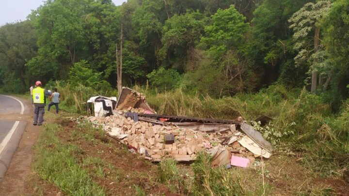 Carreta sai da pista e carga é saqueada em São Lourenço do Oeste