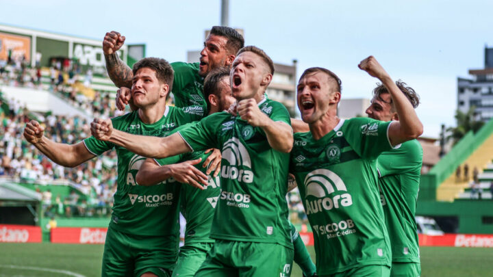 Chapecoense vence o Coritiba e confirma a permanência na Série B do Campeonato Brasileiro