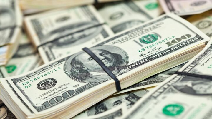 Dólar atinge máxima histórica e passa dos R$ 6,00