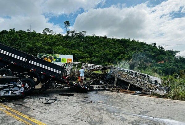 Acidente com ônibus e caminhão resulta na morte de 41 pessoas BR-116