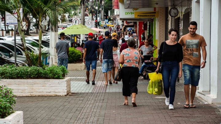 Comércio amplia horários para atender demanda de fim de ano em Chapecó