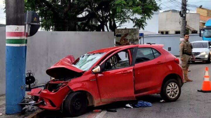 Carro colide contra poste e quatro pessoas ficam gravemente feridas em SC