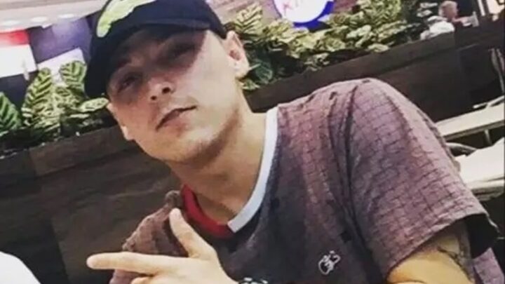 Homem é assassinado a tiros em frente a bar em Joinville