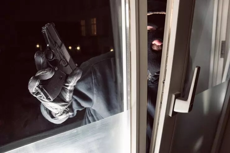 Homem armado invade residência e tenta roubar empregada doméstica em SC Homem armado invade residência e tenta roubar empregada doméstica em SC