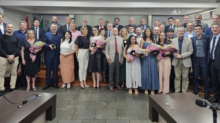 Câmara de Chapecó homenageia profissionais da saúde com a Comenda Arno Hepp