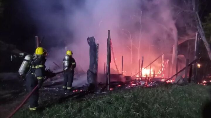 Incêndio atinge galpão agrícola com equipamentos e rações em SC