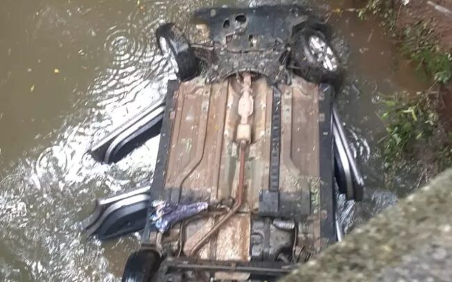 Moradores salvam idosa de carro submerso em riacho em Forquilhinha