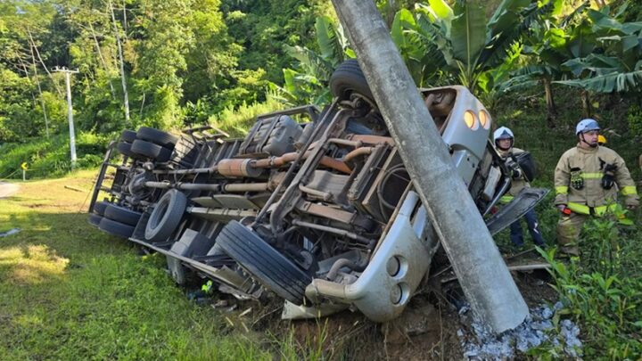 Motorista de caminhão morre após tombar veículo na BR-280