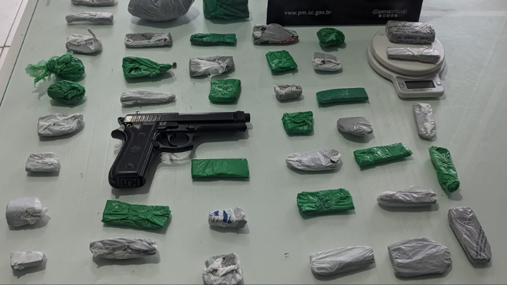 Polícia Militar realiza apreensão de drogas e detenção por tráfico no bairro Amizade, em Jaraguá do Sul Polícia Militar realiza apreensão de drogas e detenção por tráfico no bairro Amizade, em Jaraguá do Sul