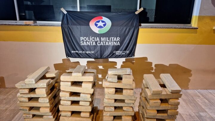 Mãe e filho são presos com mais de 65 kg de maconha na SC-155