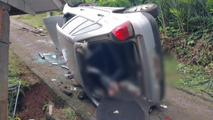 Três pessoas ficam presas às ferragens após carro capotar em SC