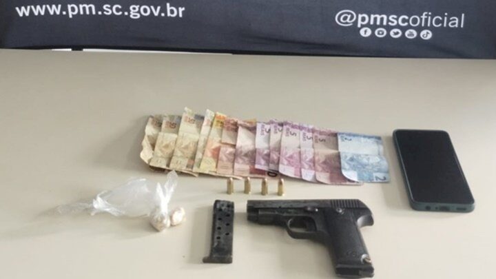 Homem é detido com drogas e arma de fogo após acidente de motocicleta em Chapecó