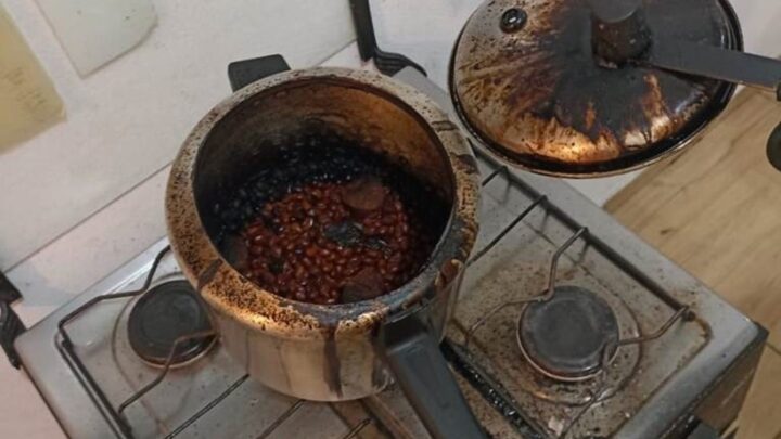 Panela de pressão com feijão é esquecida no fogo e casa é tomada por fumaça