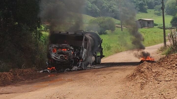 Caminhão explode e pega fogo no interior de São Domingos
