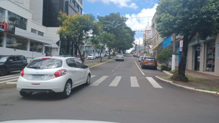 Prefeitura anuncia bloqueio da Floriano Peixoto para poda de árvores