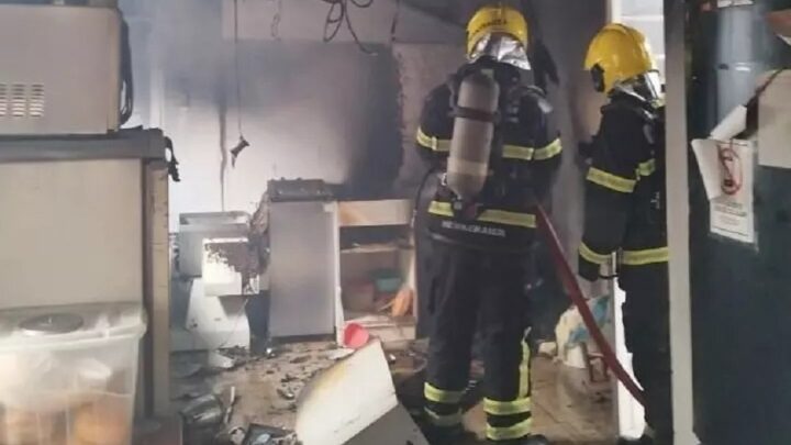 Fritadeira pega fogo e incêndio atinge cozinha de estabelecimento comercial em SC
