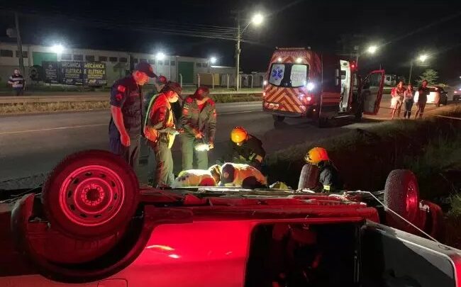 Mulher morre em capotamento na BR-470, em Rio do Sul