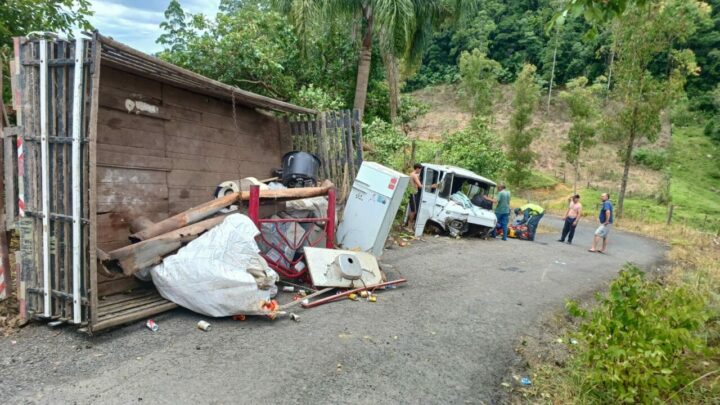 Motorista é arremessado de caminhão após colisão com barranco em SC