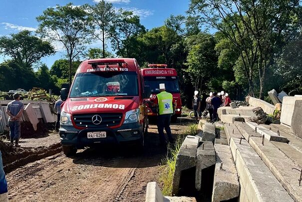 Trabalhador é socorrido após bloco de concreto de 300kg cair sobre suas pernas em SC