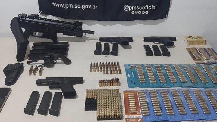 Cinco armas de fogo e mais de 400 munições são apreendidas em Sombrio