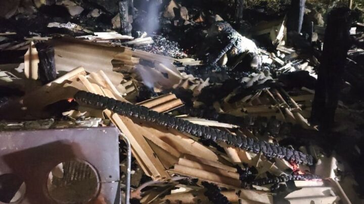 Jovem de 19 anos morre após residência pegar fogo no Meio-Oeste