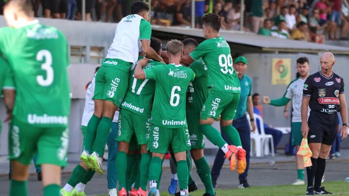 Mário Sérgio perde pênalti, mas marca no segundo tempo e Chape vence no Catarinense