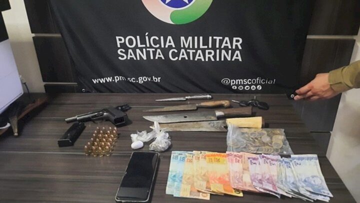 Arma de fogo e entorpecentes são apreendidos após ocorrência de ameaça